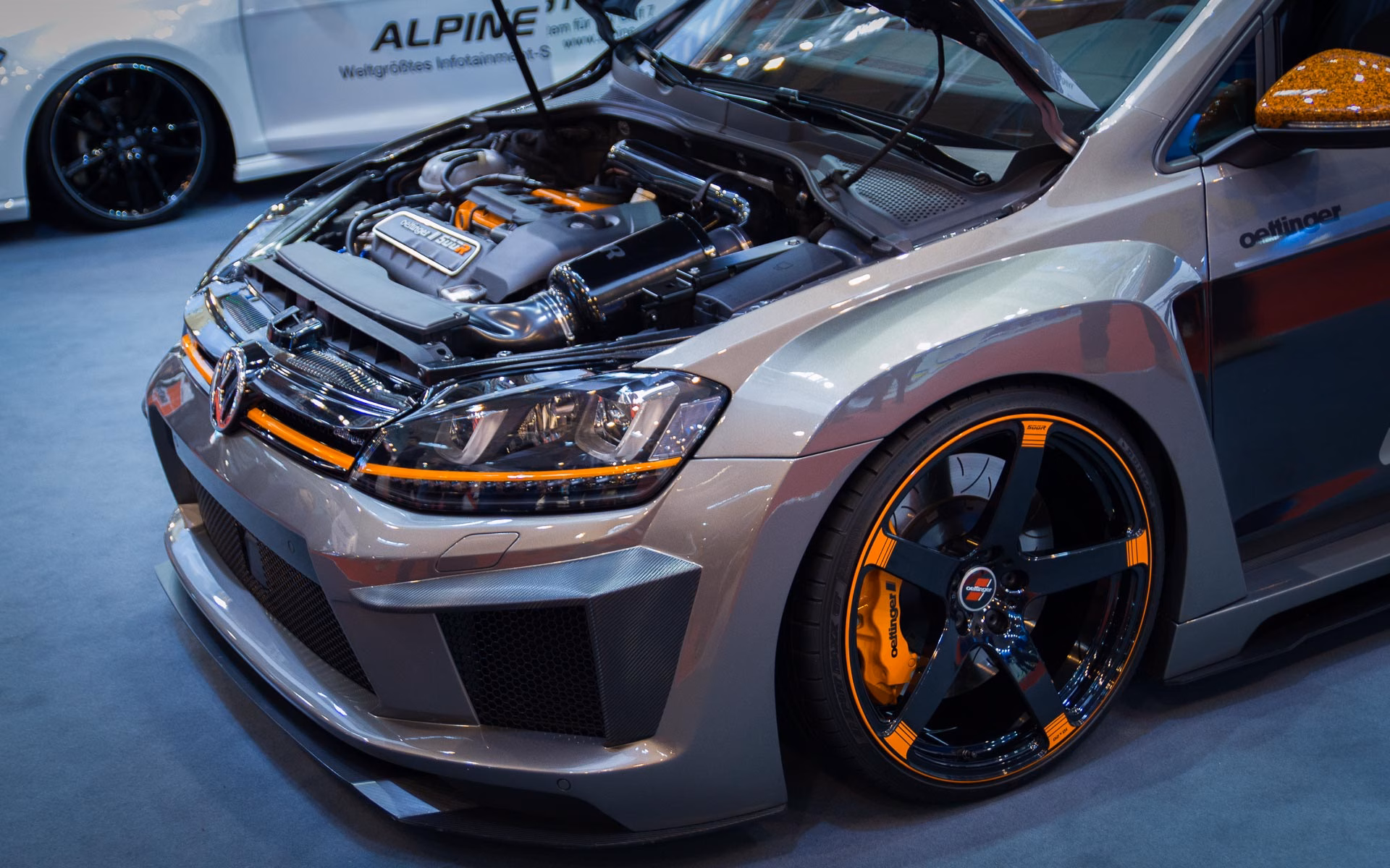 Essen Motor Show Getuntes Fahrzeug mit geöffneter Motorhaube auf der Essen Motor Show