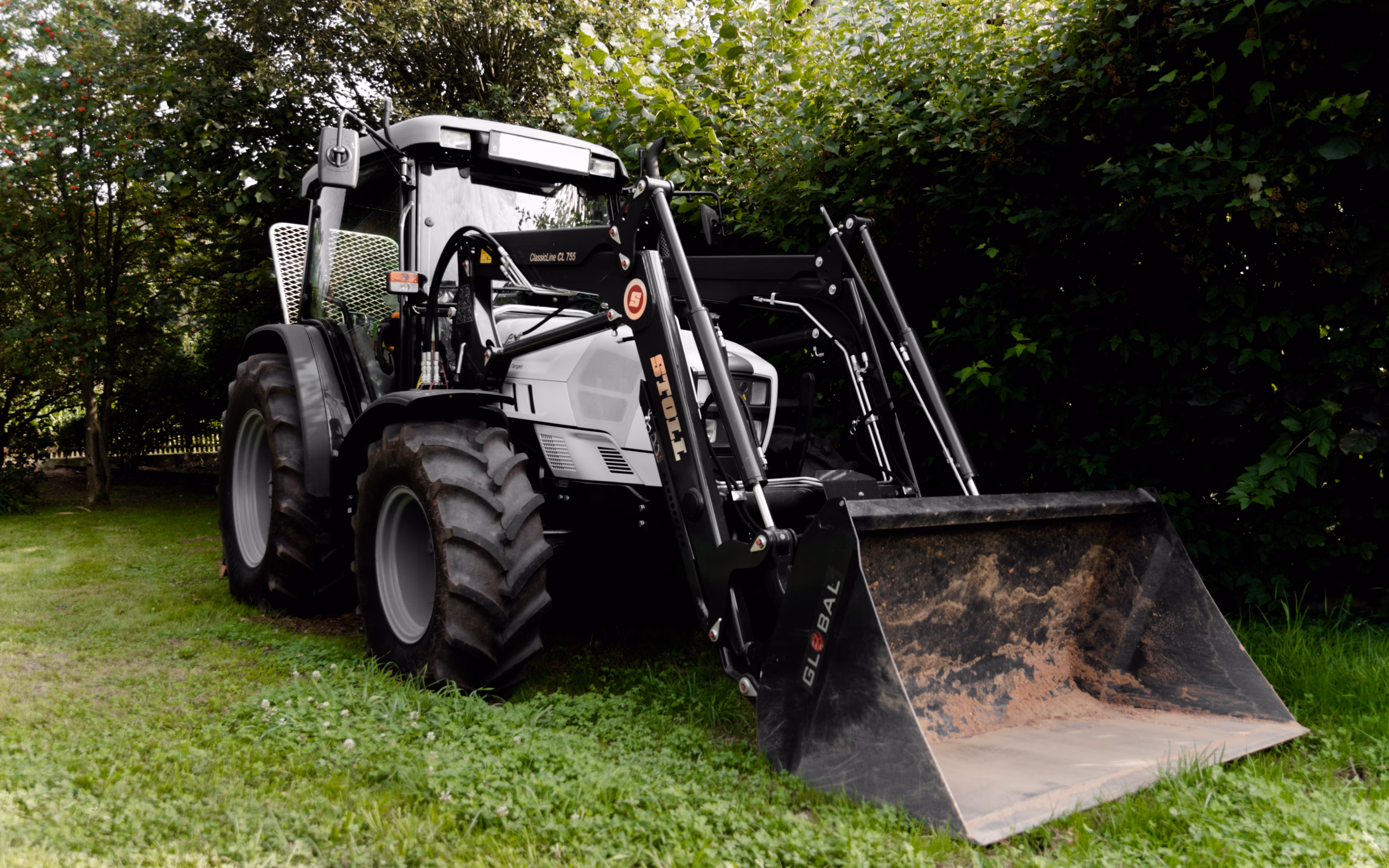Bereit für den Einsatz Lamborghini Spire Traktor mit Stoll-Frontlader auf einer Wiese