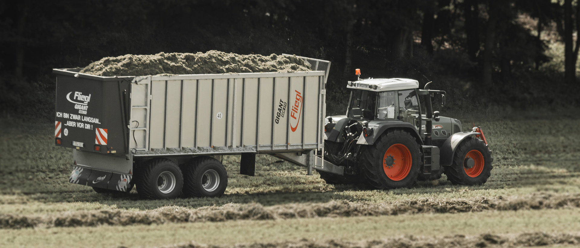 Fendt Traktor mit Anhänger