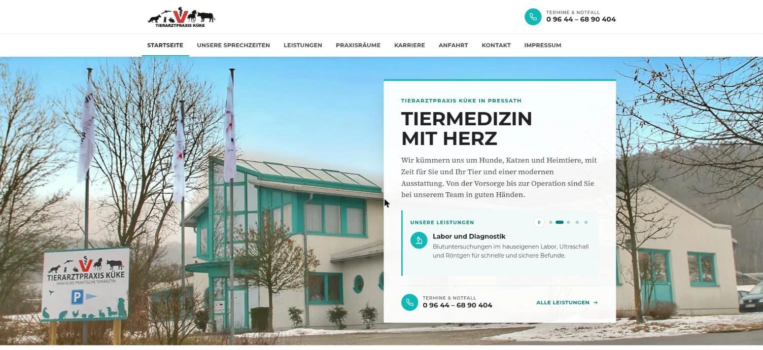 Tierarztpraxis Küke: Startseite Startseite der Website tierarztpraxis-kueke.de mit Praxisgebäude, Terminhinweis und Leistungsslider